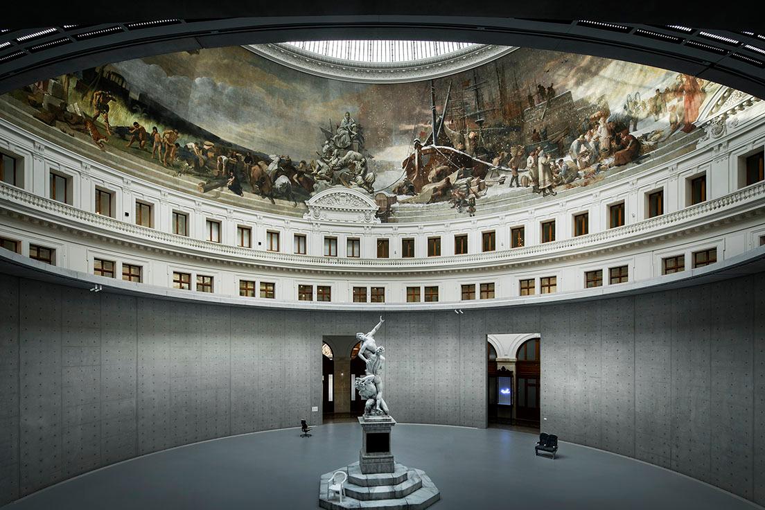 18世紀の建物の中には、安藤忠雄によるコンクリートの円形の空間「ロトンダ」が収められた。そのロトンダの周りには3フロアに渡り、展示室が展開されている。