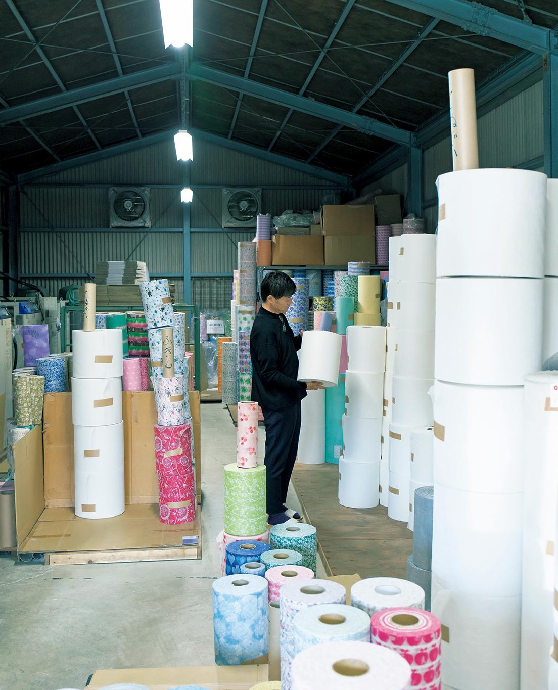 蚊帳生地でふきんをつくる奈良〈白雪〉の工場で。白さが長く続く定番生地のほか、京友禅の伝統技術で柄を染めた蚊帳生地も人気。