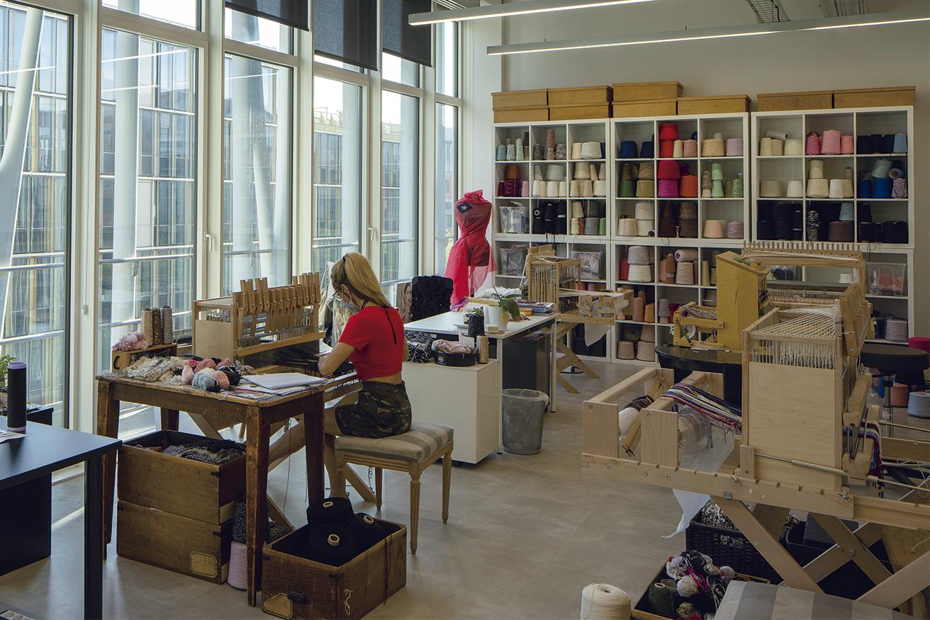 刺繍のルサージュ、靴のマサロほか世界最高峰の職人が働く工房を内包。