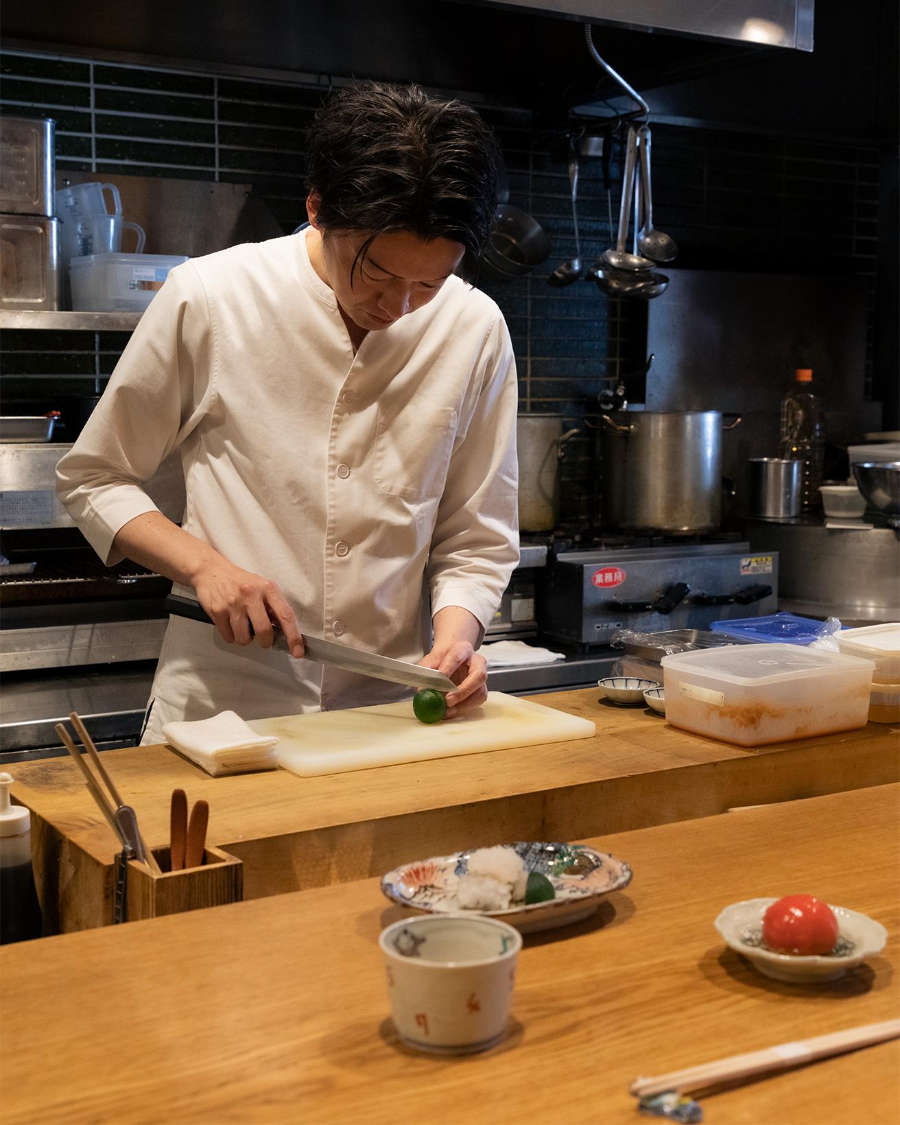 器が映える料理を盛り付ける。日本料理店〈谷や 和（KAZU）〉にて。