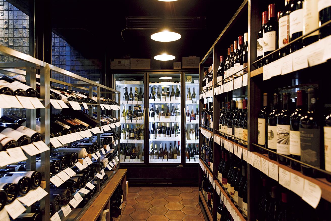 店内にワインショップを併設。ワイン購入のみも可。