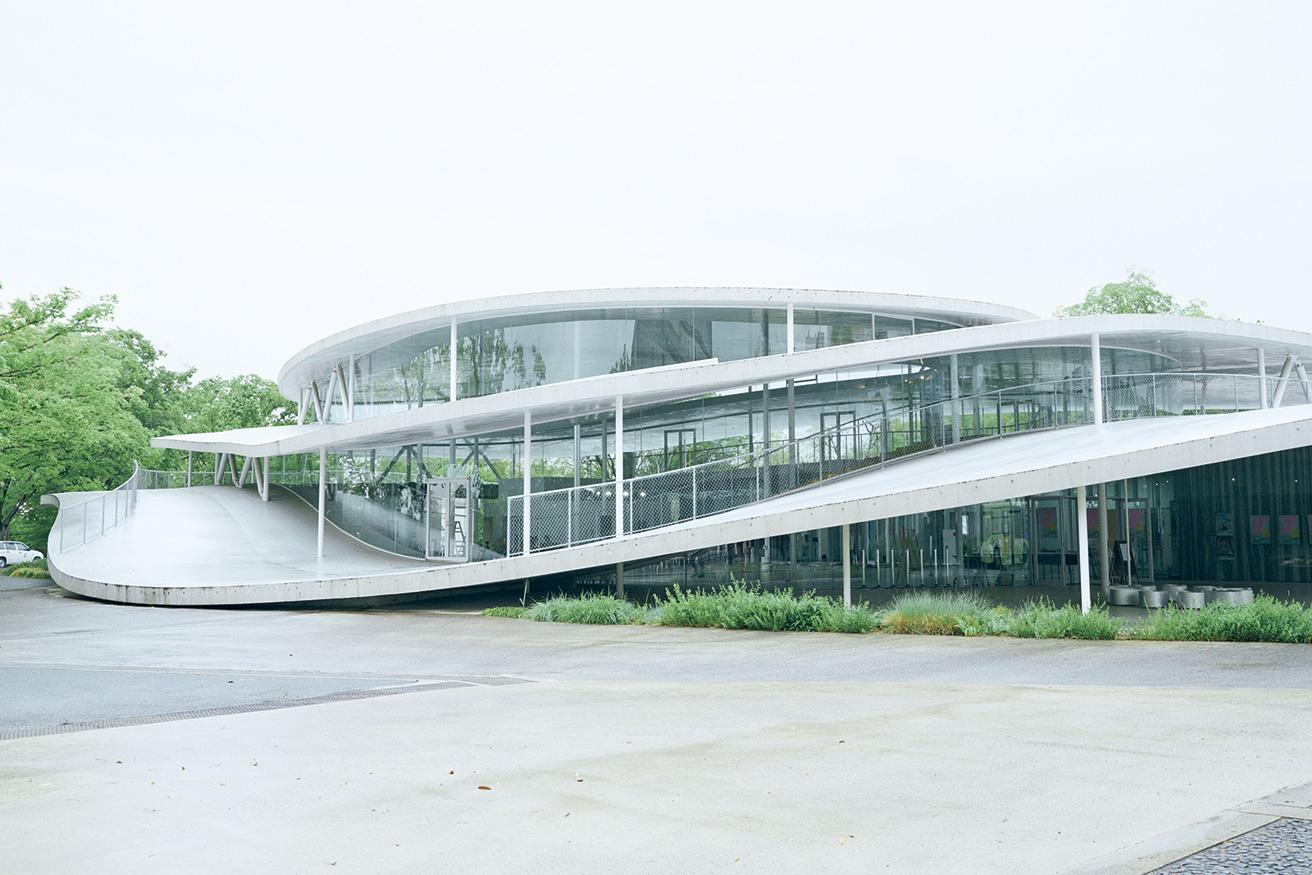 有機的なフォルムの大阪芸術大学アートサイエンス学科棟。2018年竣工。