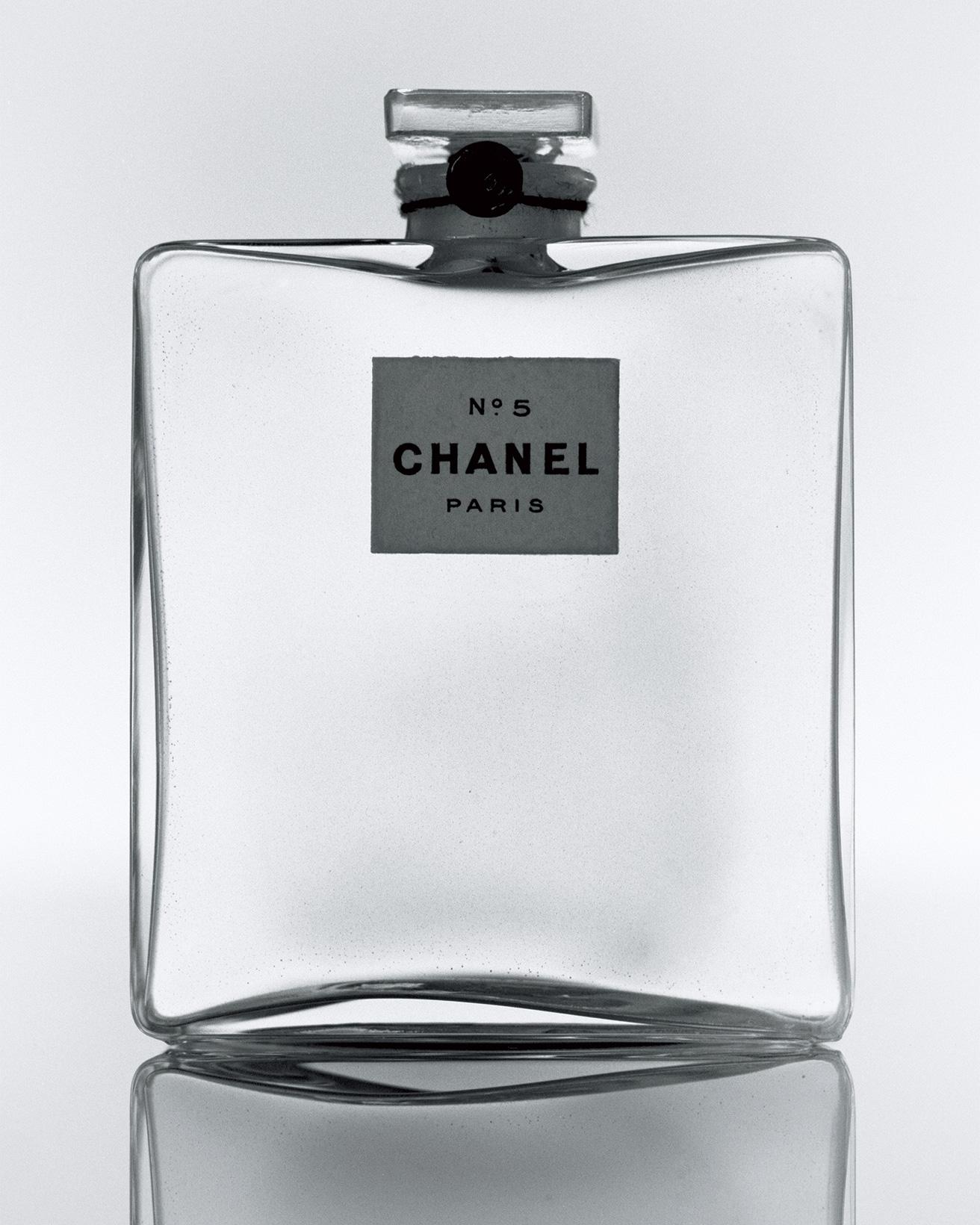 ［1921］現代女性の目に見えないアクセサリー言わずと知れた《シャネル N°5》。20世紀初期において革新的な香水だった。ガラス、木綿糸、封蝋、紙。（パリ、パトリモアンヌ・シャネル）