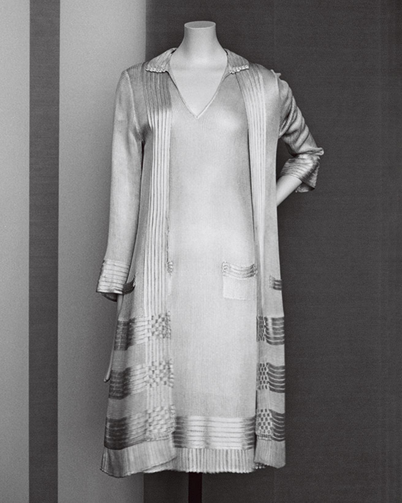 ［1922-28］19世紀的なファッションへの抵抗ドレスとジャケットのアンサンブル。シンプルで動きやすく、機能的でエレガント。絹ジャージー。（パリ、パトリモアンヌ・シャネル）