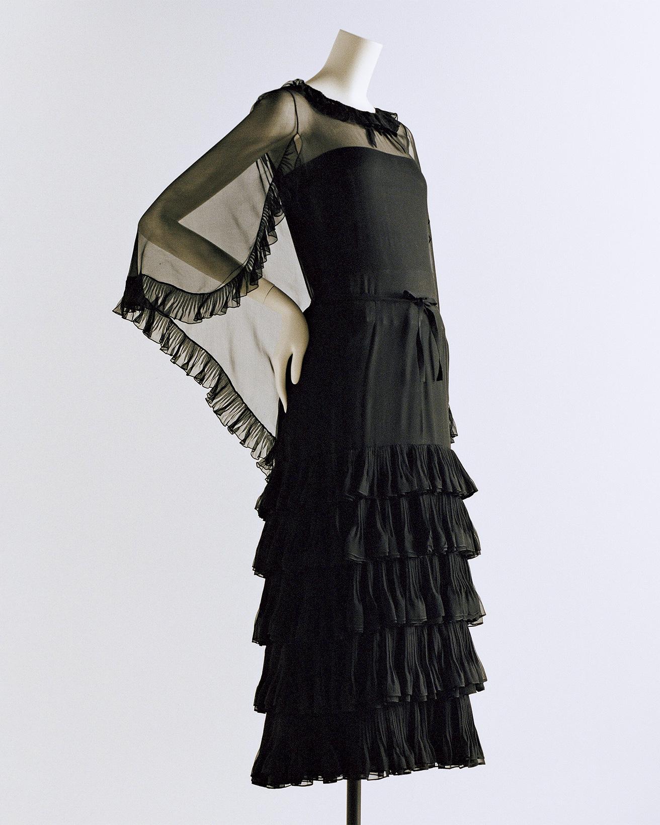 ［1966］黒で統一したドレス1966年の春夏シーズンに発表したドレス。ガブリエル・シャネル 絹モスリン、グログラン。（パリ、パトリモアンヌ・シャネル）