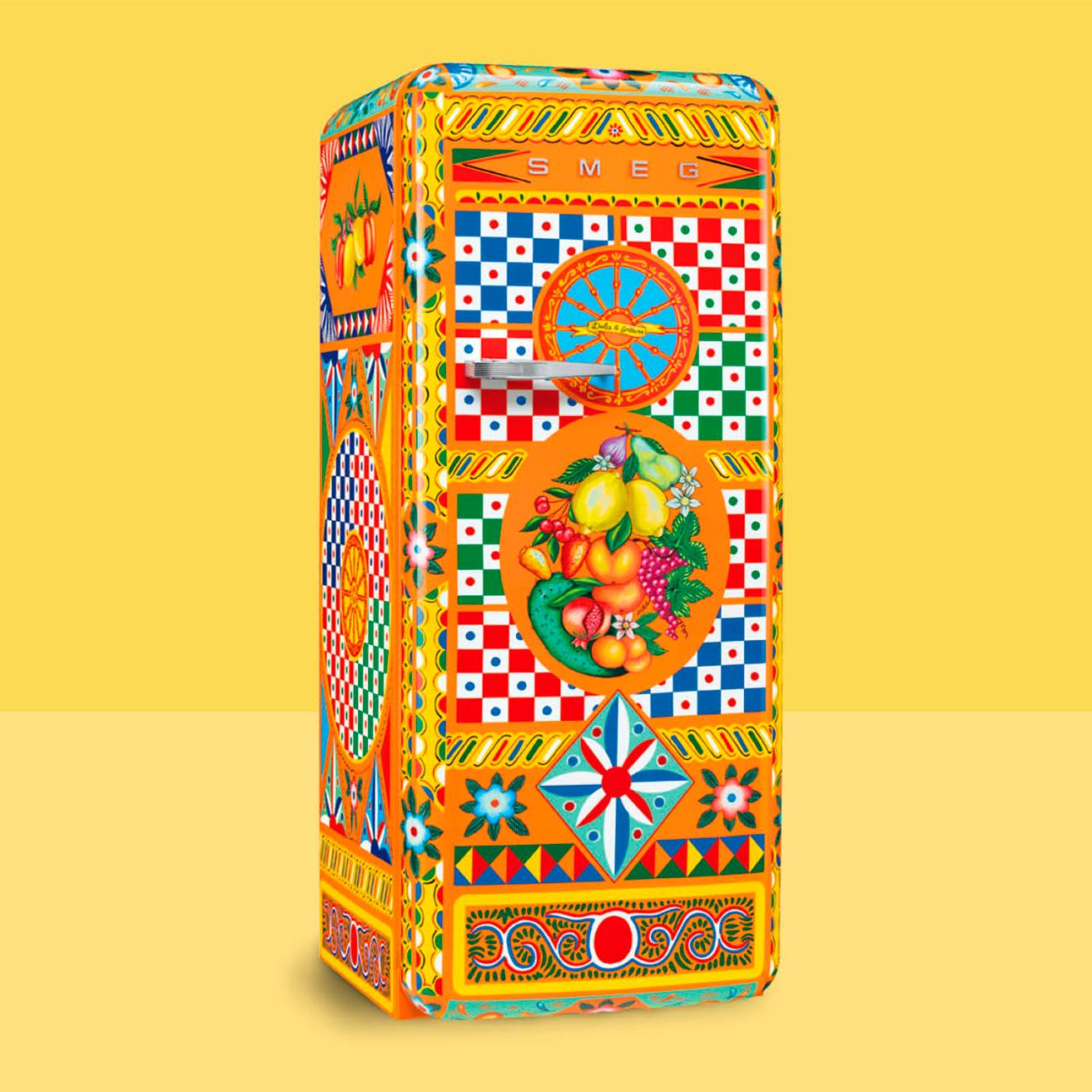 伝統的な飾車から着想を得てシチリア職人へのオマージュを極彩カラーで全面装飾してます冷蔵庫《Carretto》2,200,000円。