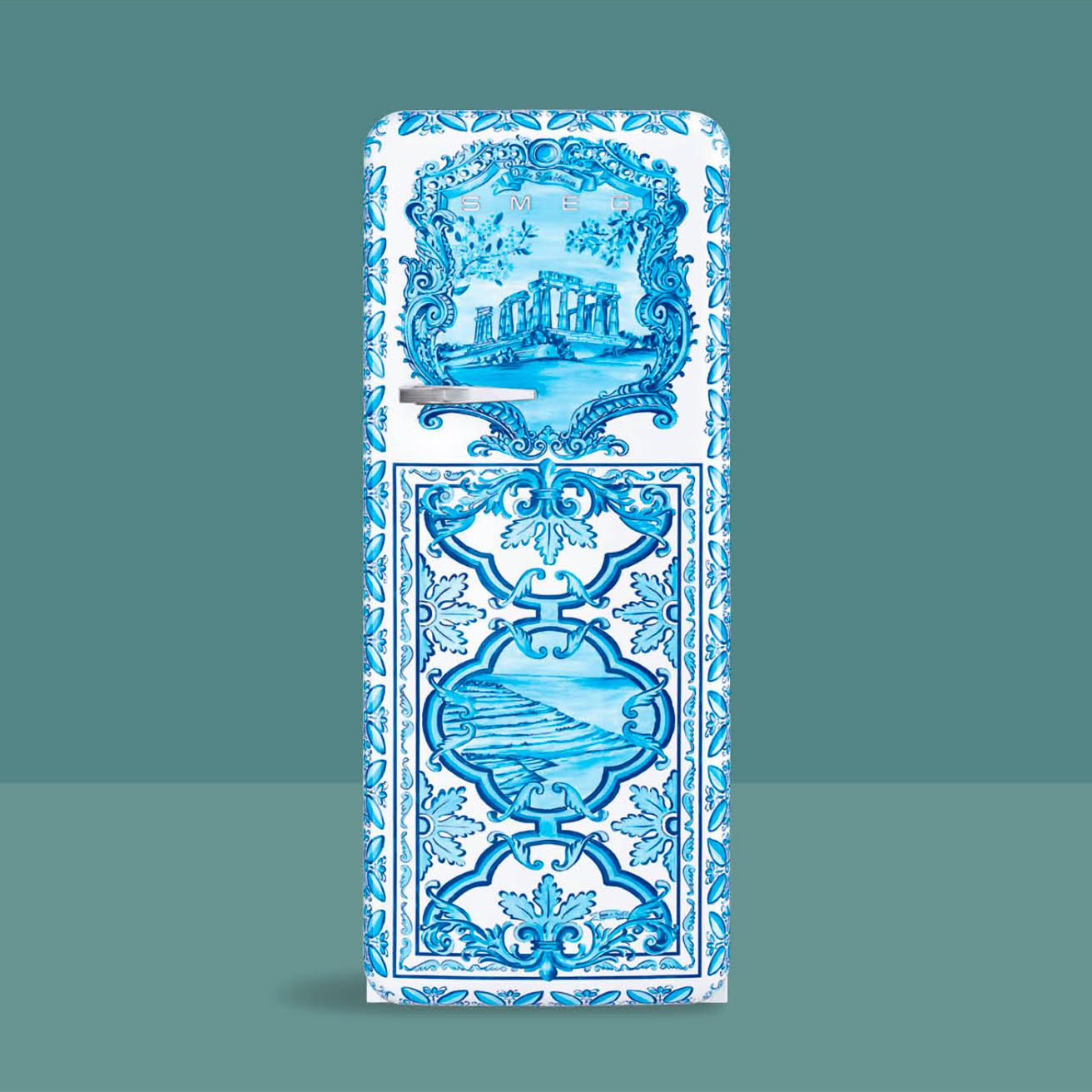 マヨルカ焼をイメージしましたモティーフが青と白であしらってございます。冷蔵庫《Maiolica》2,200,000円。