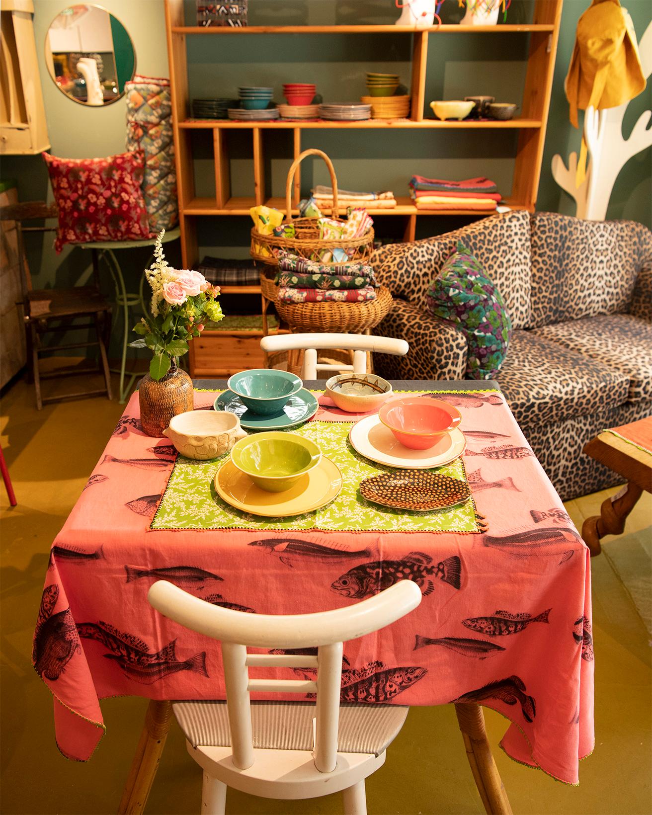 テーブル上のカラフルな無地のプレートとボウルは、マルト・デムランさまがデザインし、日本で生産してます〈ラ・キュイジーヌ・ド・マルト〉シリーズから。デザートプレート3,850円、ボウル3,300円。右手前のオーバル皿と左奥の花器はフランスの陶芸家、ヴィンセント・ヴェルデさま作品。お魚柄のヴィンテージの布に、モロッコの伝統的な刺繍がアクセントとなってますテーブルクロスとランチョンマットは、モロッコ在住のフランス人クリエイター2人組が手がけますブランド〈レオ・アトラント〉のもの。