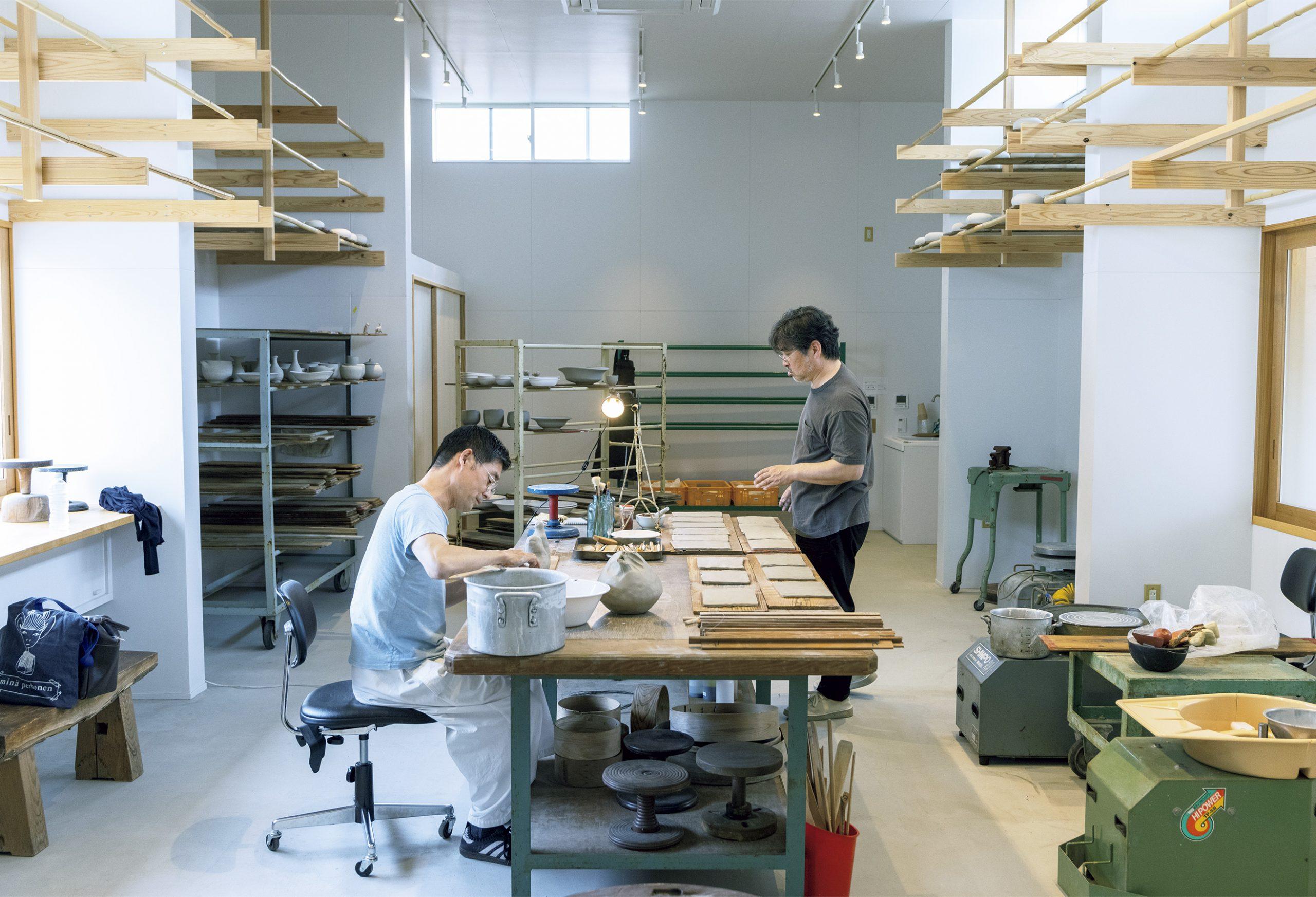 皆川 明＋内田鋼一が〈VISON〉で初めて共同制作。作陶したうつわの展覧会が始まりました。