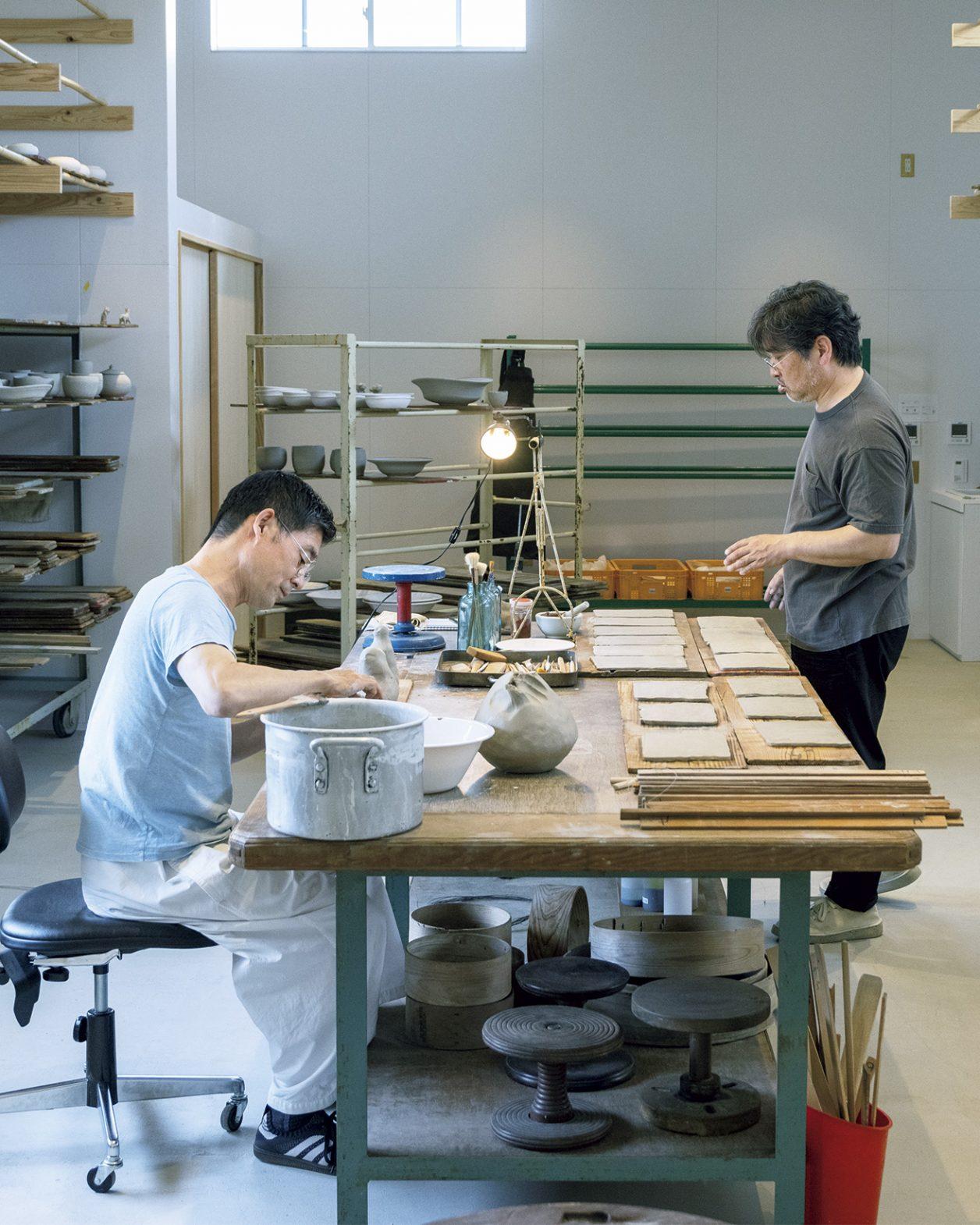 皆川 明＋内田鋼一が〈VISON〉で初めて共同制作。作陶したうつわの展覧会が始まりました。