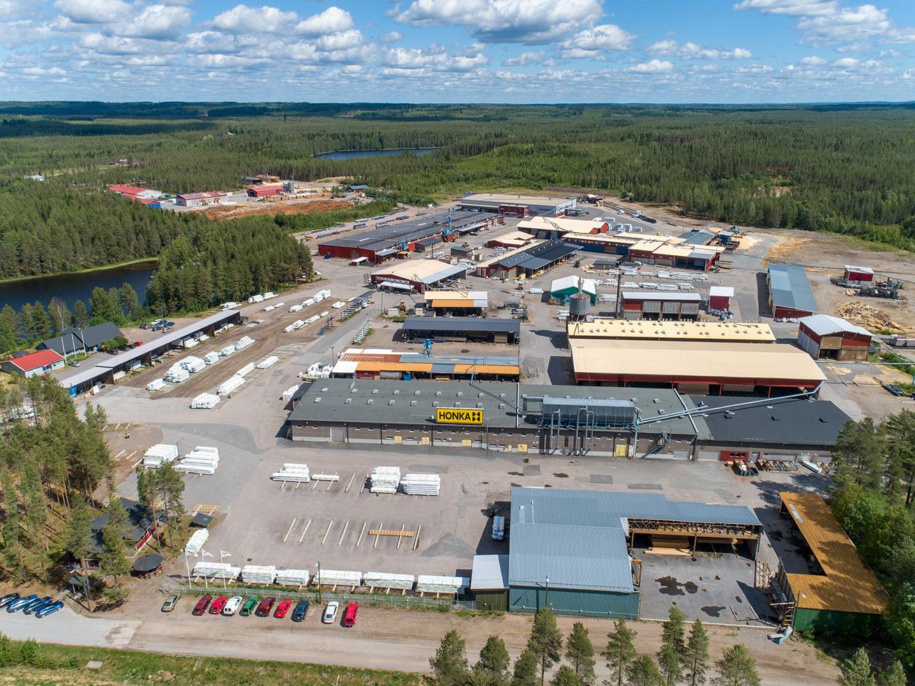 フィンランド・カルストゥラにある〈ホンカ〉の自社工場。ここで製材されたログ材が、世界中のログホームとなる。