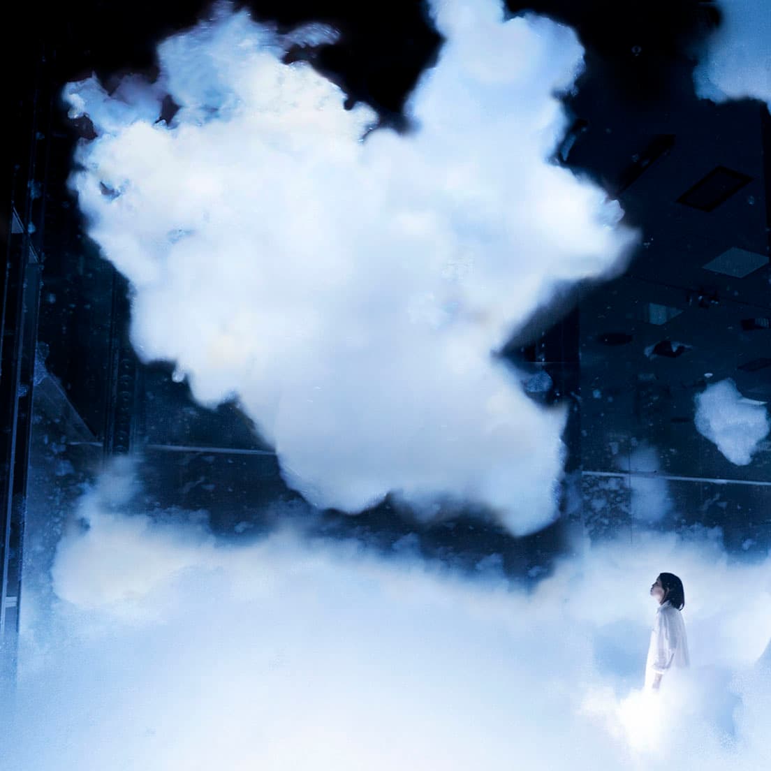 《質量のない雲、彫刻と生命の間》。空間の中程の高さに漂う雲。人々がかき分けていくと壊れてしまうが、自ら修復する。自然界の法則を超えた現象を意味する「超自然現象」をテーマにした作品だ。