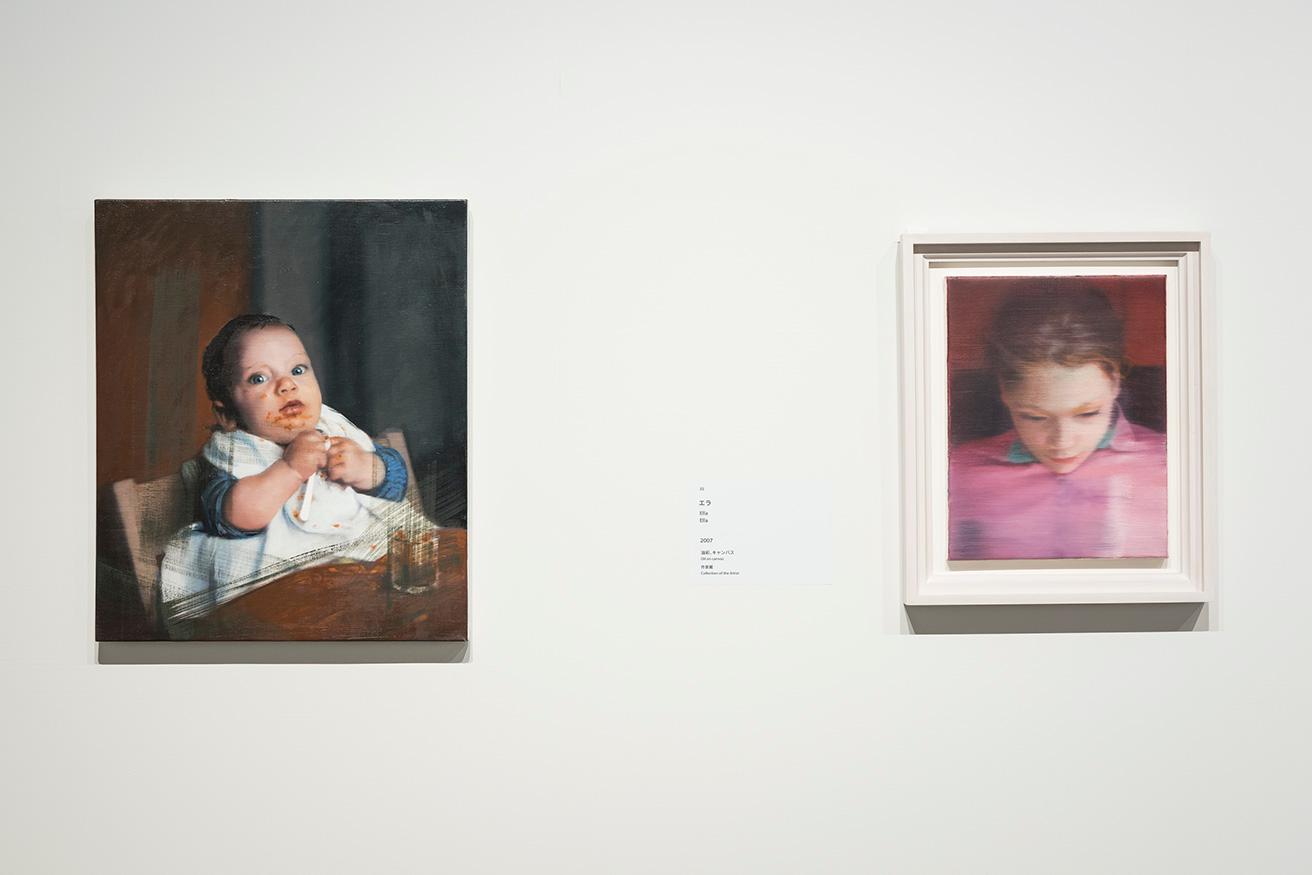 （左から）《モーリッツ》（油彩、キャンバス／2000／2001／2019／作家蔵）と《エラ》（油彩、キャンバス／2007／作家蔵）（右）。写真をもとに、リヒター自身の家族を描いたもの。