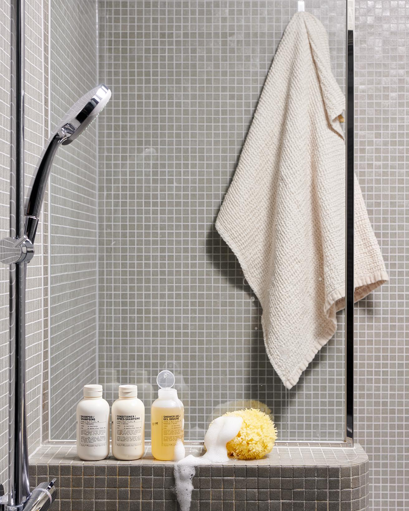 《シャワー ジェル》（右）と合わせて、心地よく髪を洗い上げるシャンプー、保湿力の高いコンディショナーのライン使いもおすすめ。