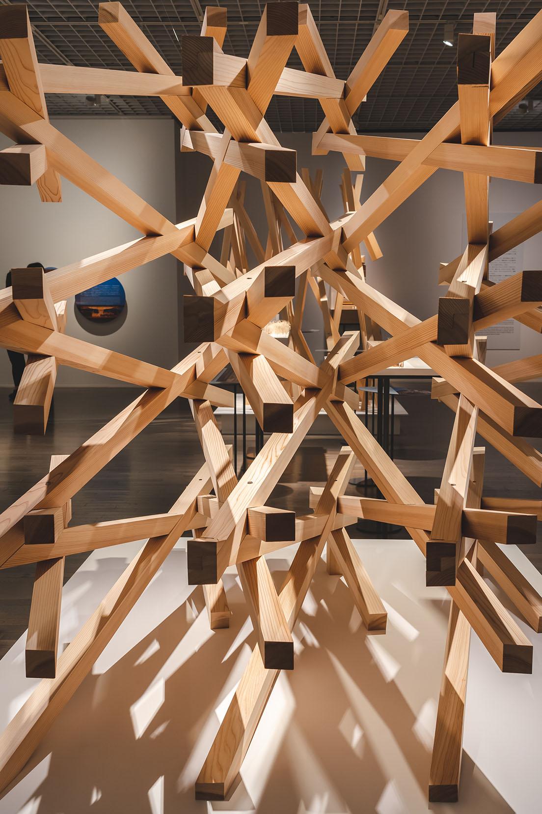 組んだ木の模型（〈スターバックスコーヒー 太宰府天満宮表参道展〉2011年）。隈建築では木がさまざまな表情を生み出す。