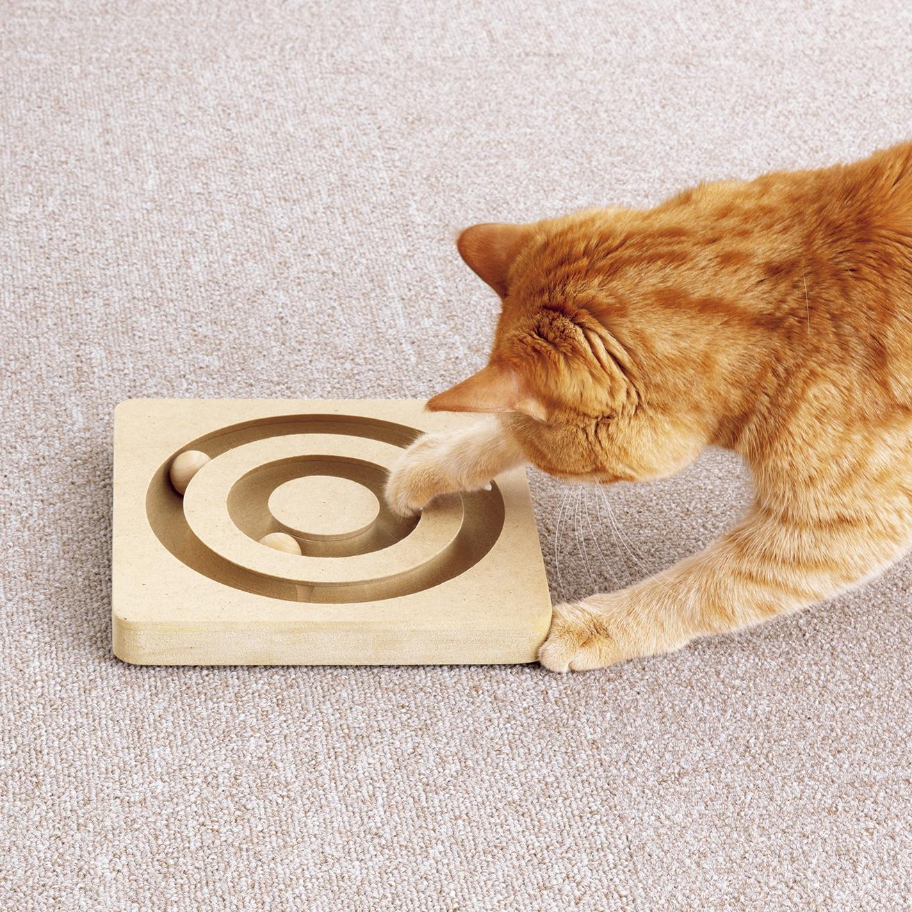 KARLIE／キティブレイントレインラウンドアバウト
ベルギーの猫用知育玩具。溝のボールが取れそうで取れず、猫の狩猟本能を刺激。W19×D19×H2.5cm 1,850円（ALLFORWAN’s LIFE 公式サイト）。