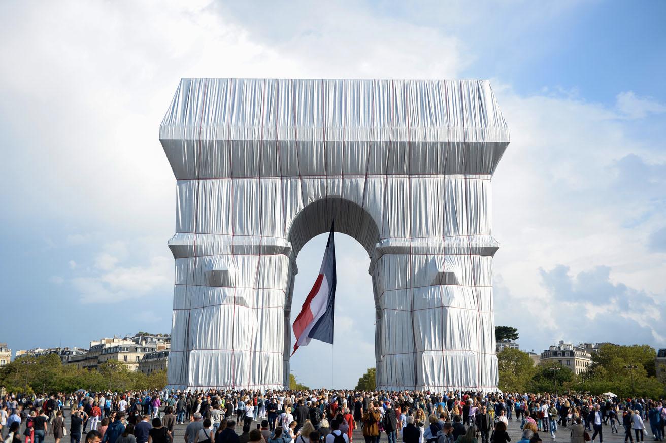 クリストとジャンヌ＝クロード《包まれた凱旋門、パリ、9161-2021》公開時の様子。週末はアーチ部分に三色旗がかけられた。Photo: Benjamin Loyseau (c) 2021 Christo and Jeanne-Claude Foundation