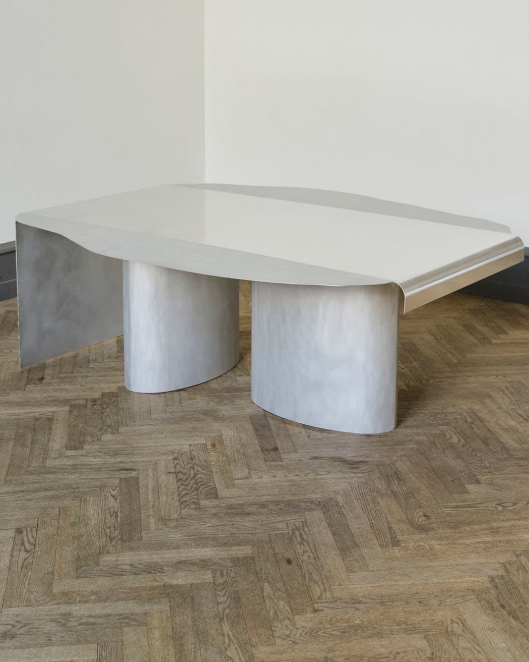 《Table Cloths》All the Way to Paris(オール・ザ・ウェイ・トゥ・パリス)。同一素材でテーブルとクロスを一体化させるというアイデアそのものが新鮮。