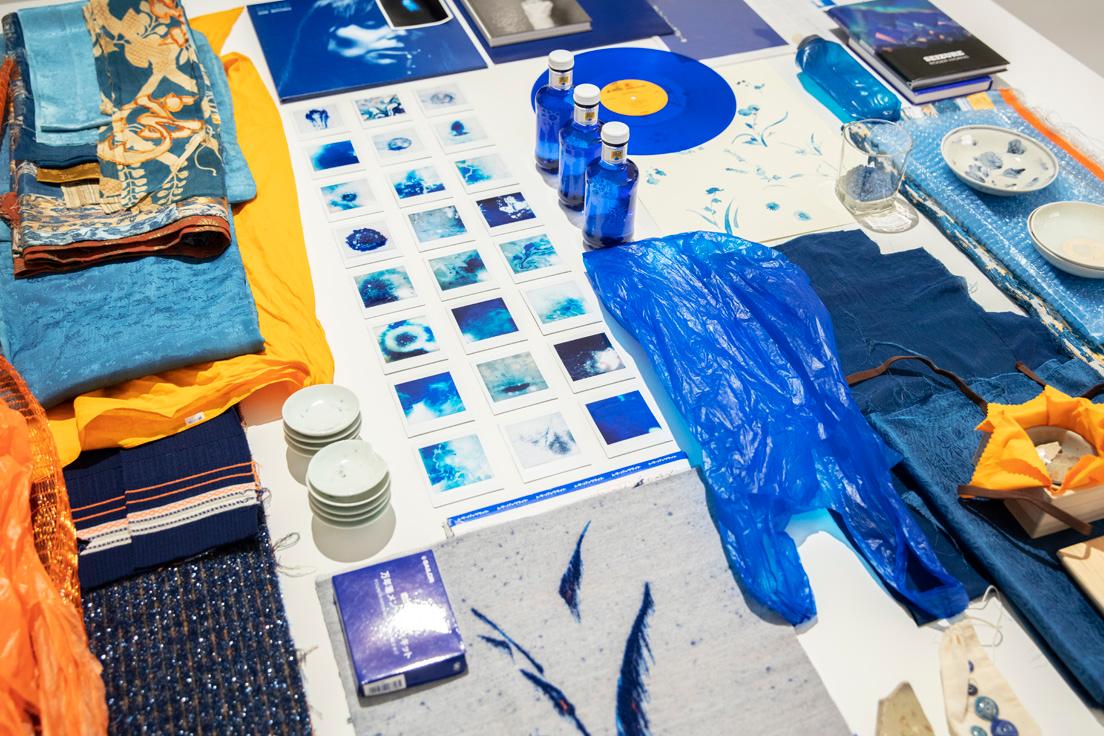 2019秋冬のコレクション制作時に影響を受けた品々。中央のポラロイドは、浴槽に溶ける青いバスソルトを毎日記録したもの。