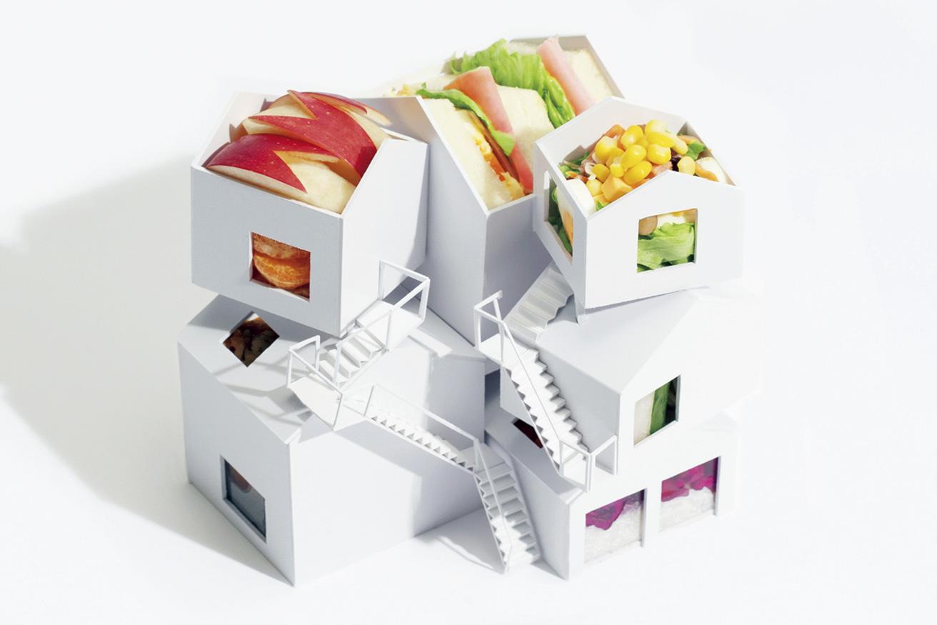 藤本壮介の《Tokyo Apartment》は、小さなイエ型が積み重なった集合住宅。最小単位のスペースを小さな弁当箱とし、6つ集めて一つの大きな弁当箱に。