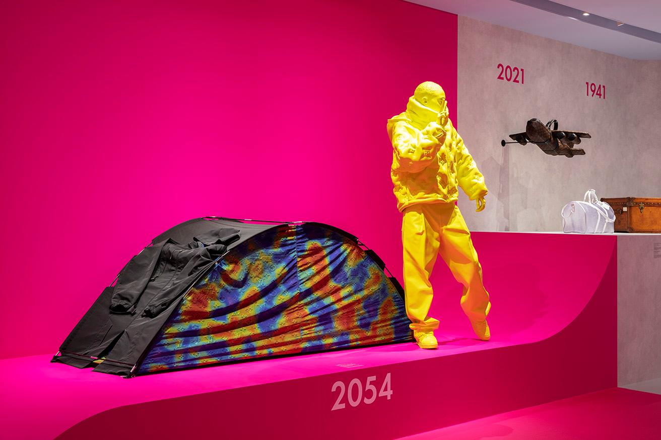 ヴァージル・アブローによるコレクション「Louis Vuitton 2054」より、テントに変身するレインコート。空間はスケートボードパークを模したかのようなデザインに。
