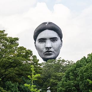 【速報】代々木公園の上空に巨大な「顔」が出現！ 目［mé］の《まさゆめ》プロジェクト。