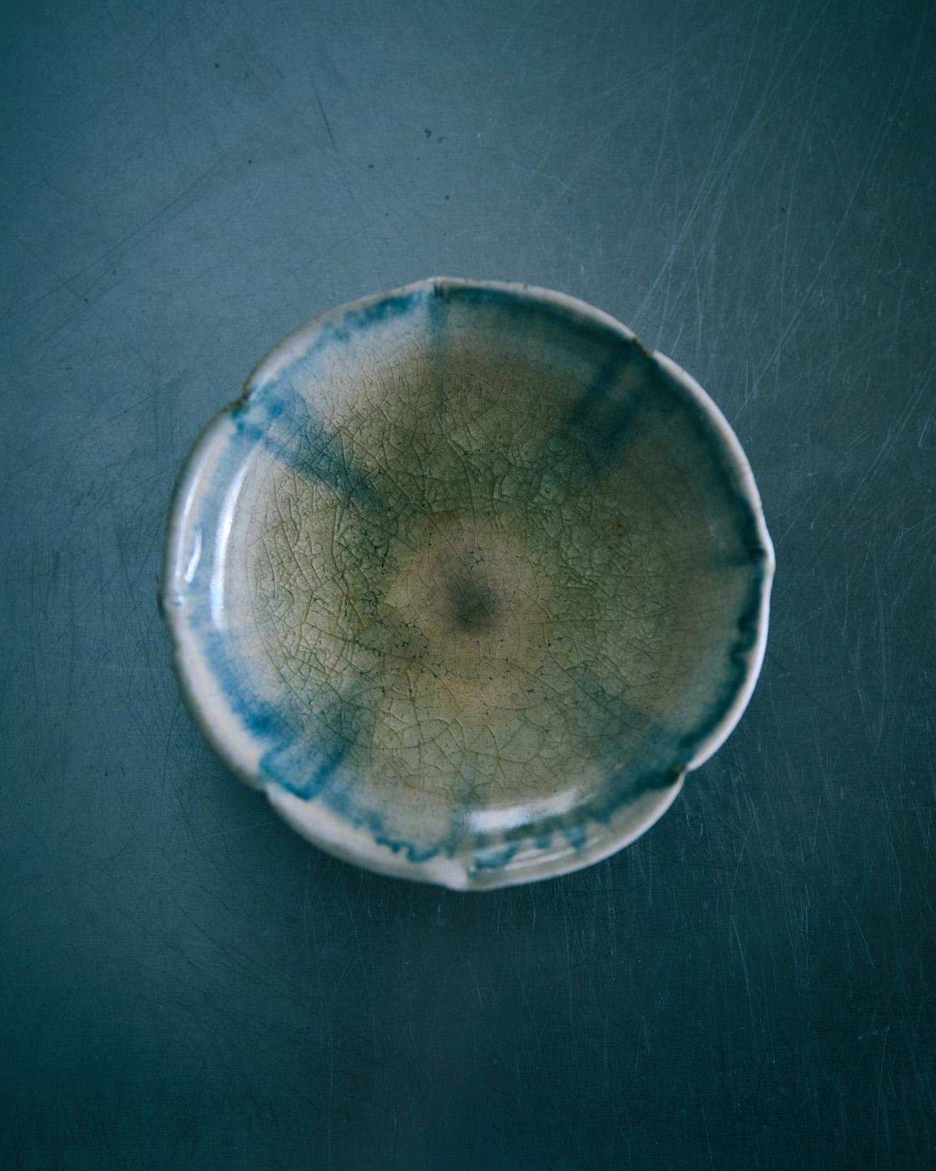 兵庫県で作陶する光藤佐さんのお皿です。粉引、刷毛目、鉄釉、白磁などいろんな作風を持つ作家さんですが、こちらは柔らかな美しい色合いに惹かれました。