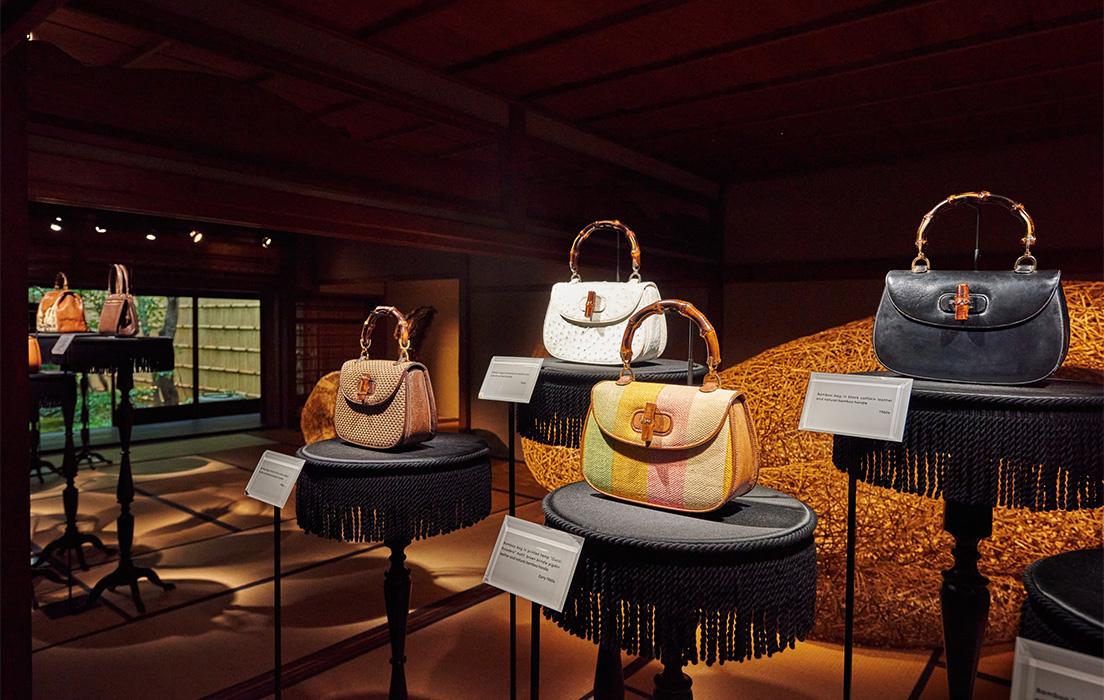 1947年に発表されたバンブーハンドルのハンドバッグには当時、日本産の竹が使用されていた。また、本エキシビションでは、1950〜90年代の貴重なアーカイブが展示されている。アーティスト・四代田辺竹雲斎の作品が《バンブー》の存在感を際立たせている。