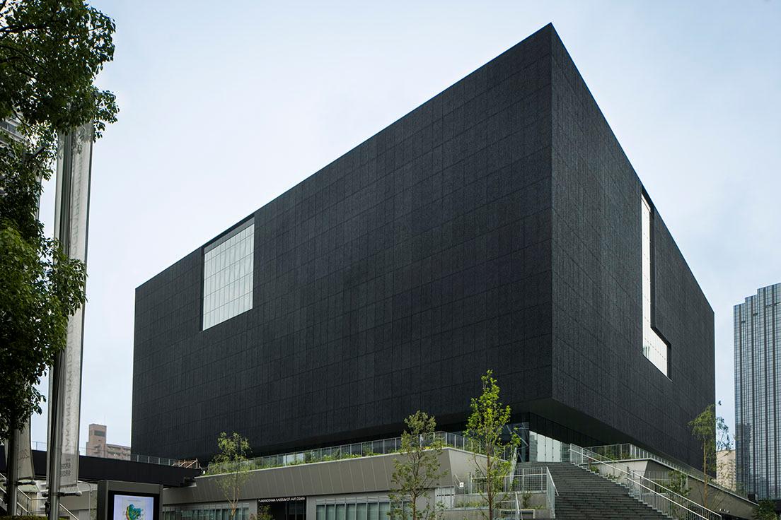 大阪市中心部の中之島に位置する美術館。プレキャストコンクリートパネルで覆われた真っ黒な直方体に、L字型や四角の開口部が開けられている。