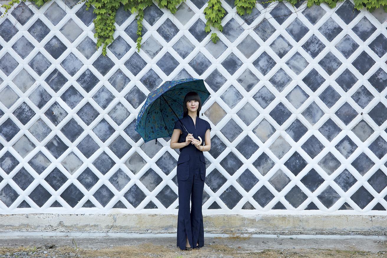 “Even the inside of the opened umbrella is fantastic,” exclaimed a joyful KASHIYUKA. She’s holding a rain and sunshade umbrella made by Makita Shōten, founded in 1866. The vibrant woven textile bearing flower and bird motifs looks beautiful in rain or shine.