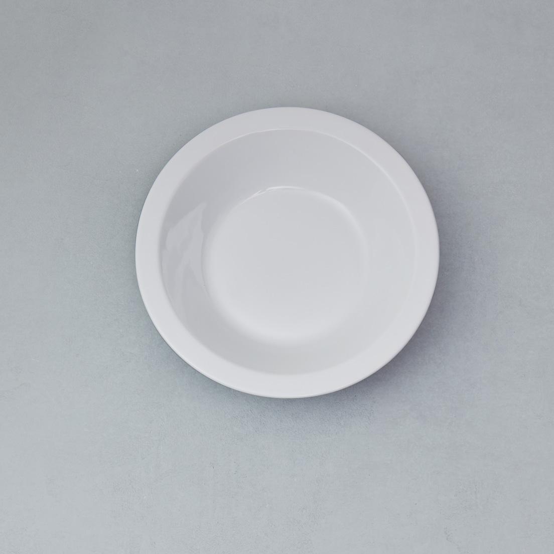ファインポーセリン〈東京西海〉
 by 山野アンダーソン陽子
スウェーデンで活動するガラス作家の山野アンダーソン陽子がデザインしたテーブルウェアシリーズ。ボウル、オーバル皿、豆皿の３種を展開し、いずれもしっかりとしたリムを持つ。リムのエッジに、ブラウン、グレー、グリーンを彩色したモデルも用意。リムボウル200㎜ホワイト 2,420円（東京西海）。