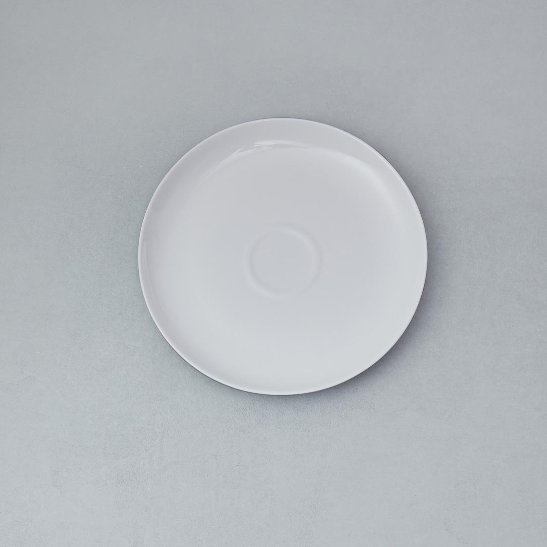 HIBITO〈アクタス〉
 by セシリエ・マンツ
セシリエ・マンツがデザインしたプレーンな白い皿はプレート中央に小さなリング模様を持つ。プレートを重ねた時に、表面が傷つかないようにあしらわれており、直径に合わせて少しずつ表情が異なる。それにより食卓で波紋のような変化が広がることを意図した。プレート19.5㎝ 2,750円（アクタス TEL 03 5269 3207）。