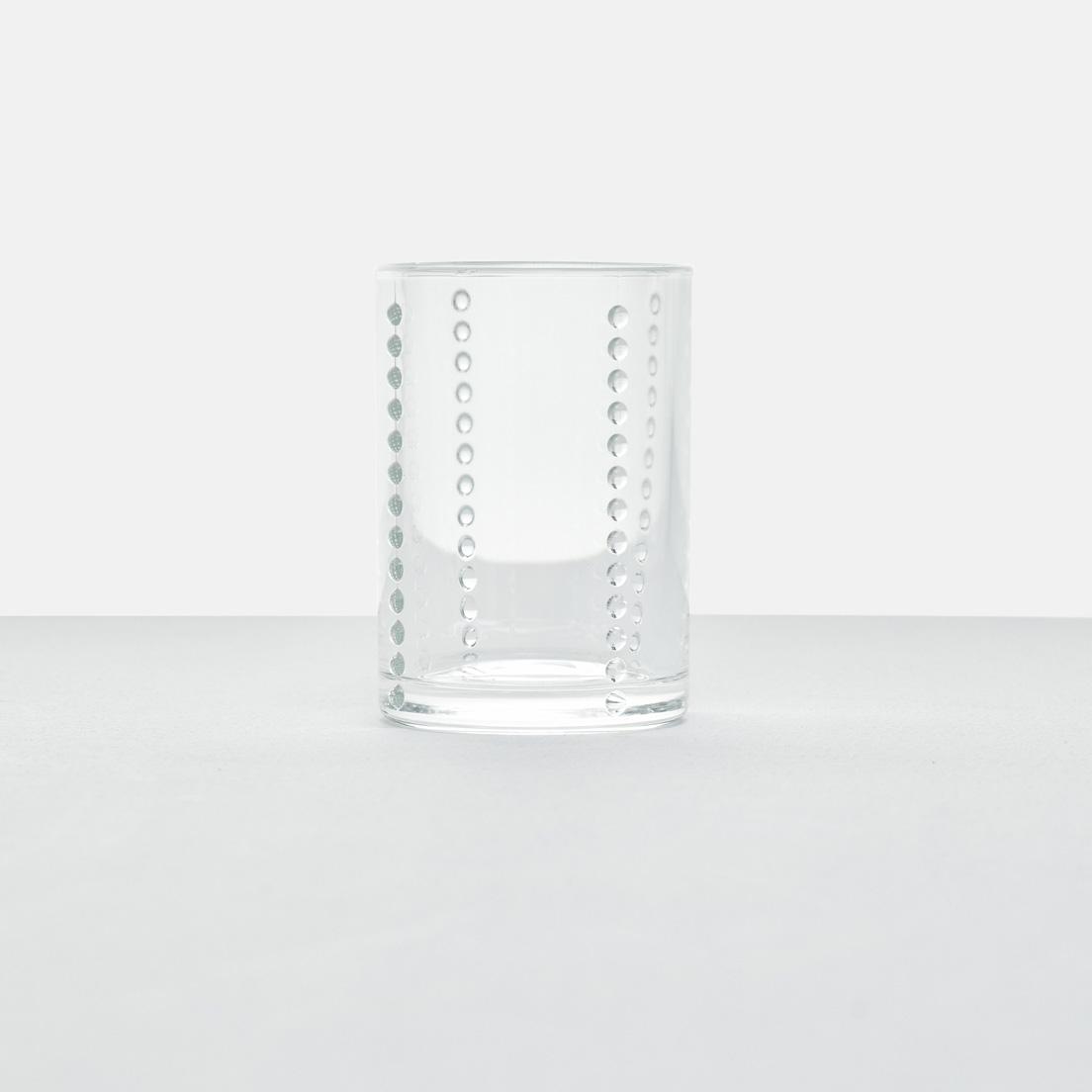 Yグラス〈廣田硝子〉
by 柳 宗理
柳宗理が1966年にデザインし、2018年に復刻されたグラス。筒型のグラスに伸びる縦４列の粒状の突起はグラスに水滴がついても滑り止めの役割を果たす。一般的なグラスよりやや重く、安定感がある。サイズはＳ、Ｌの２種、色はクリア、アンバー、ブルーの３種を用意。Ｌクリア2,750円（廣田硝子 TEL 03 3623 4145）。