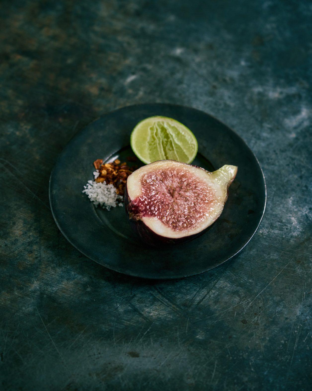 【365日豆皿つまみ】“フルーツにライムと唐辛子”｜8月 アベクミコのエスニックつまみ。