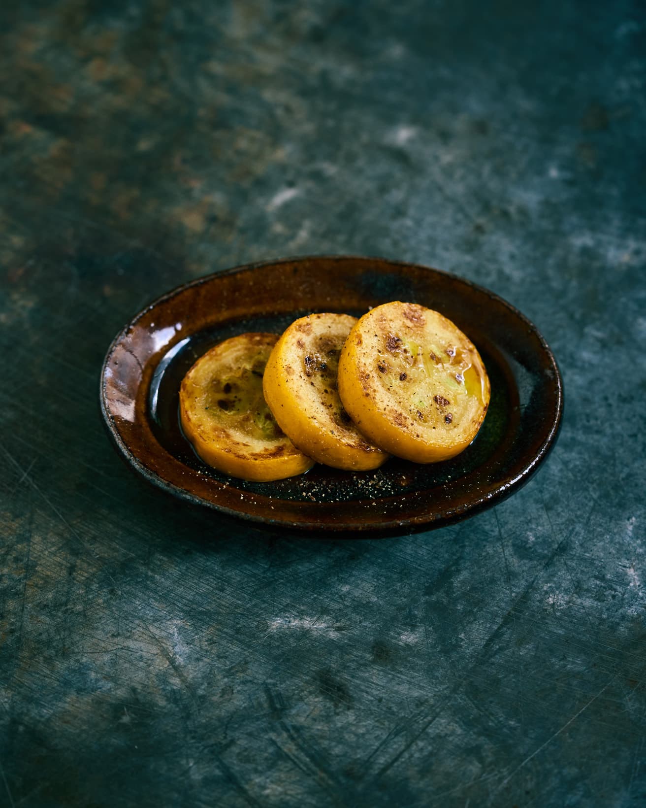 【365日豆皿つまみ】“ズッキーニのナムプラーグリル”|8月 アベクミコのエスニックつまみ。