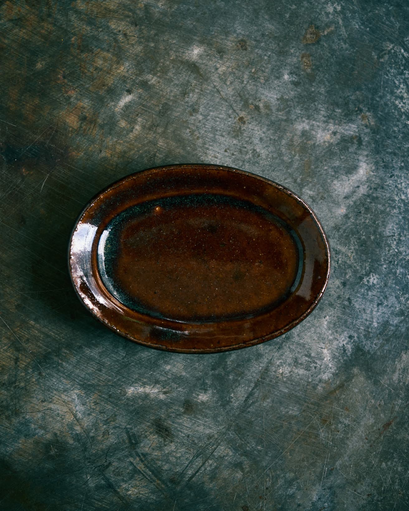 寺村さんは益子の作家さん。オーバルの豆皿が珍しいなと思って購入しました。いくつか豆皿が並んでいても、リズムがつけられる形です。濃色のものはお料理をかっこよく見せてくれますね。