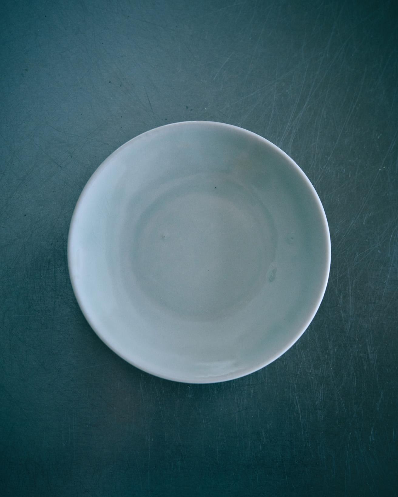 広島で作陶する寒川義雄さんのお皿です。青磁っぽい色と細いエッジで、儚い感じのお皿ですが、シミにならず、蒸しものの台皿として使うこともでき、電子レンジにも気にせず使える。見た目とは裏腹の使い勝手の良さが魅力です。