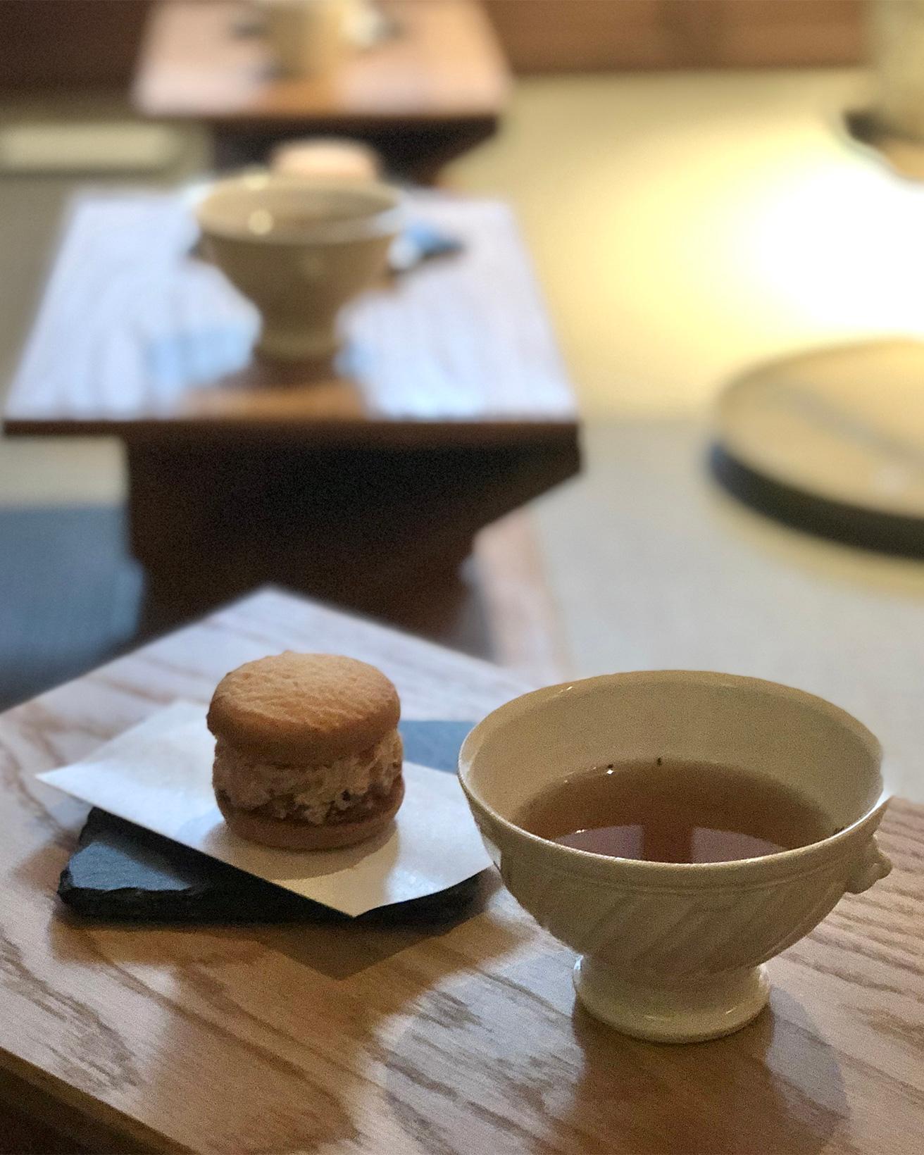 三種の日本茶にあう三種のオリジナル菓子をペアリングする体験。アンティーク調の器で供されるほうじ茶にはしっかりした味わいの茶菓子を。
