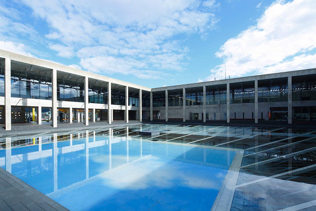 〈越後妻有里山現代美術館MonET〉の恒久設置作品、レアンドロ・エルリッヒの《Palimpsest: 空の池》（2018年）。建物が水面に映っているかのように見えるトリッキーなアート。　photo_Keizo Kioku