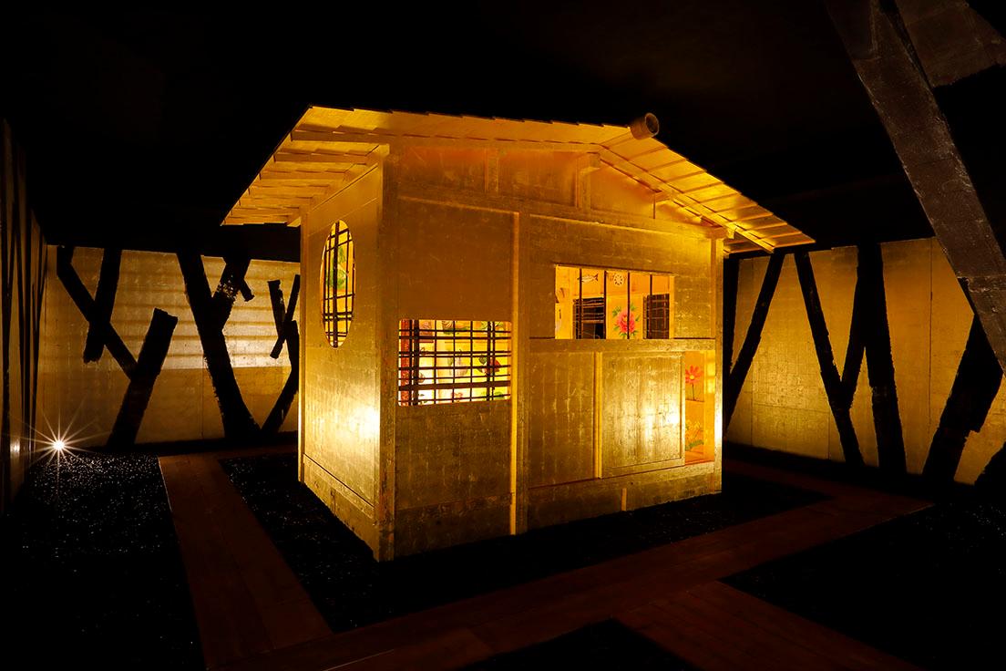〈松代城〉2階の豊福亮《樂聚第》（2021年）。豊臣秀吉が作らせたという「黄金の茶室」にも負けない輝きだ。　photo_Keizo Kioku
