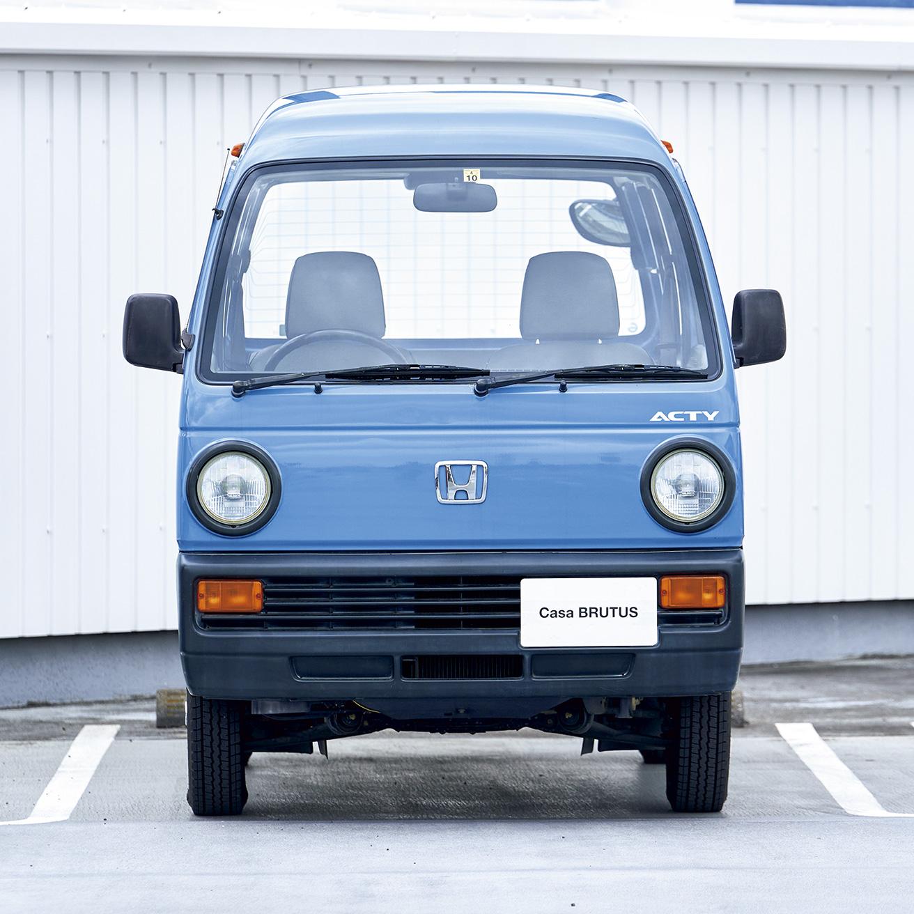 1980年代末には廃れていた円形ヘッドライトを採用。四角い車体との対比が際立つ。
