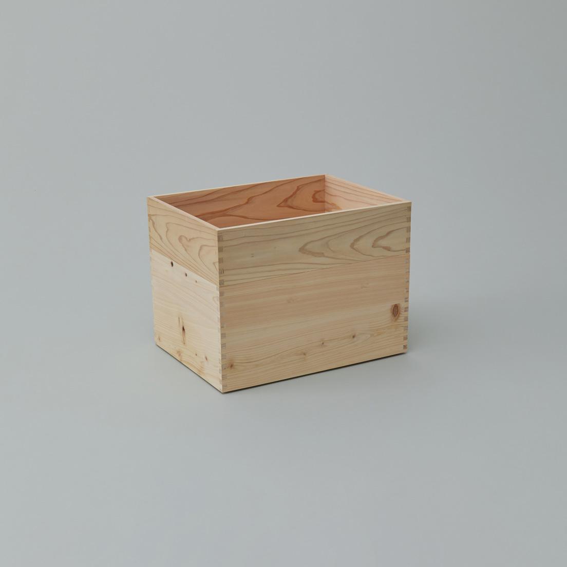 A BOX〈aemono〉
 by 真喜志奈美
「東京」をテーマに製材、乾燥、加工の全工程を都内で行う木箱。天然木の木目や節を生かし、表情がそれぞれ異なる。釘を使わず接合し、底面には裏桟をつけ、スタッキングを可能に。主張しない佇まいの随所にこだわりが光る。Ｗ48×Ｄ36×Ｈ12㎝ 12,100円、Ｗ48×Ｄ36×Ｈ24㎝ 13,750円（SOLO TEL 03 6276 4023）。