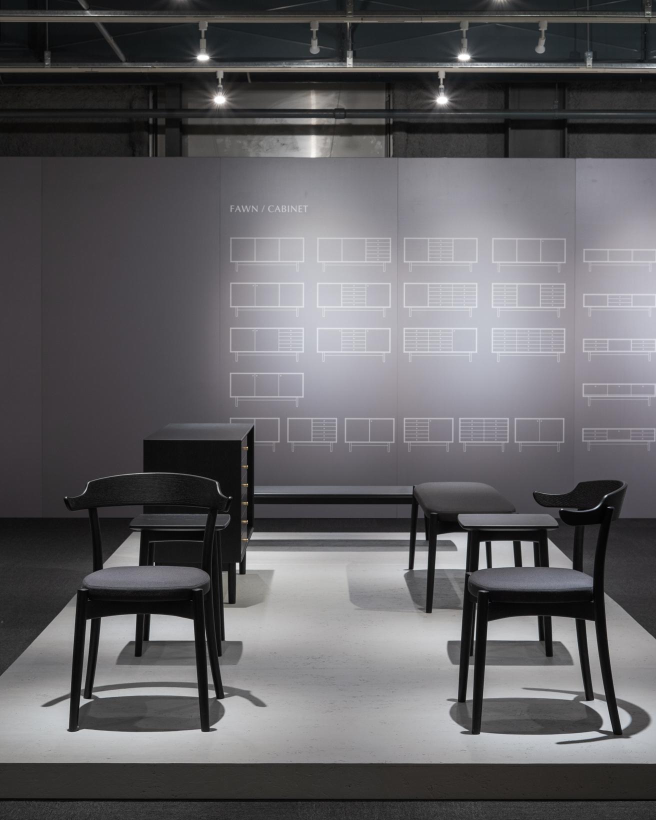 〈匠工芸〉は松岡智之による家具シリーズ「ファウン」を展示。写真の黒く塗装されたシリーズに加え、オーク、ウォルナットと材や色によって表情が豊かに異なることを提示した。また、新たにキャビネットが加わった。