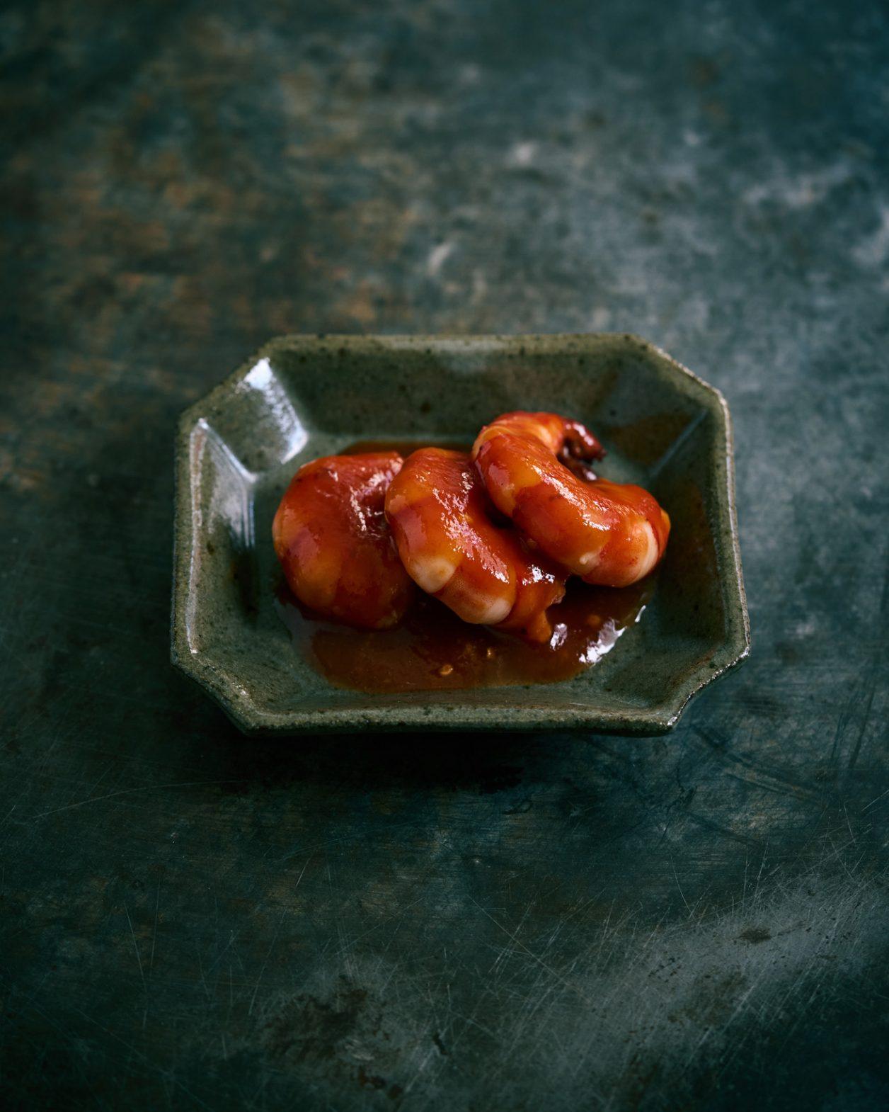 【365日豆皿つまみ】“エビのチリソース炒め”｜8月 アベクミコのエスニックつまみ。