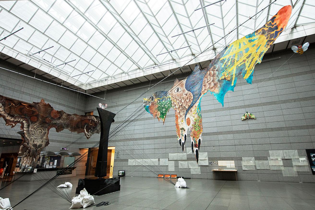 『みる誕生』〈高松市美術館〉エントランスホールでの展示風景。