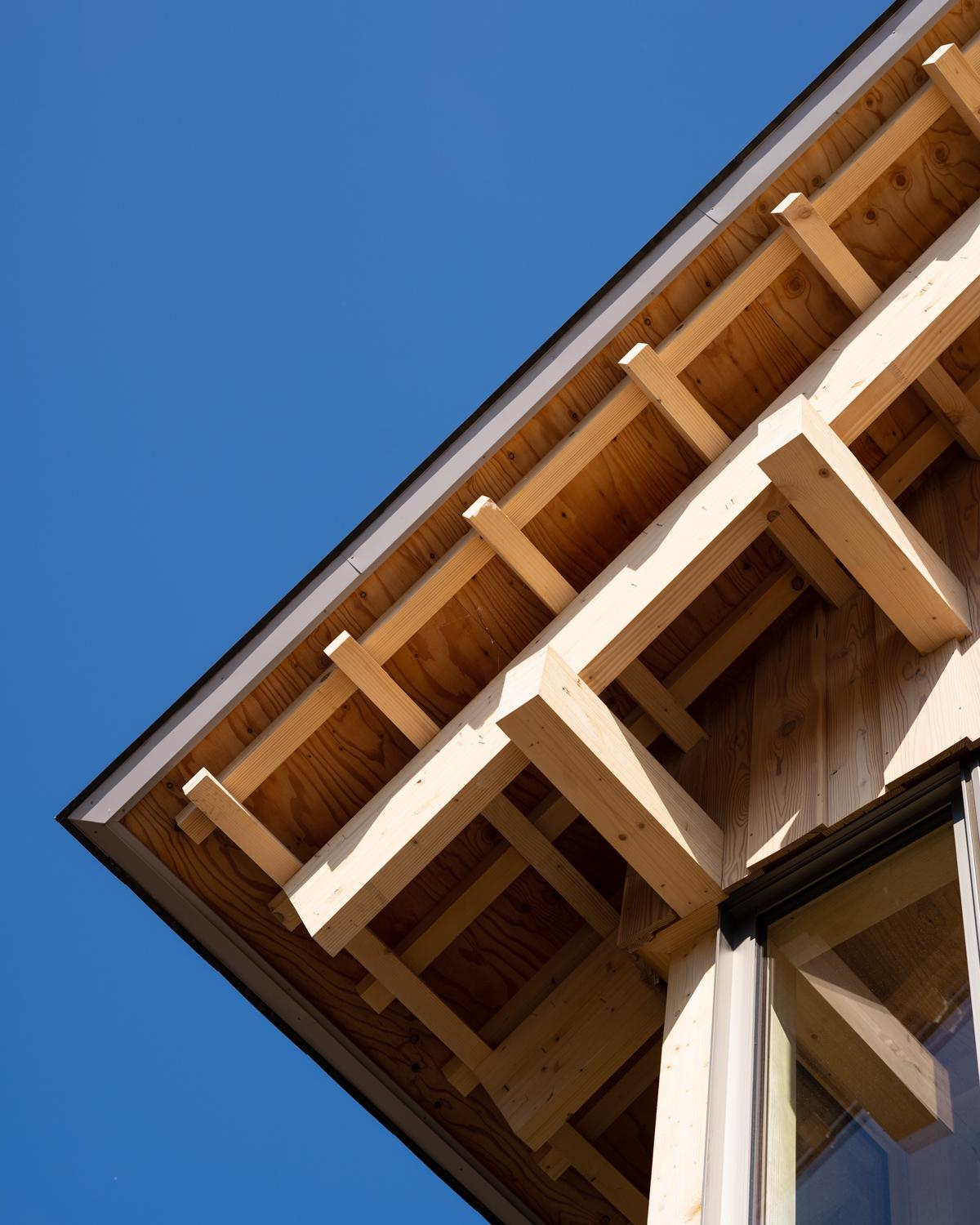北海道産の木材で建設された〈KAGUの家〉。伝統的な木造を引用しながら天井高のある、現代的な空間を実現している。