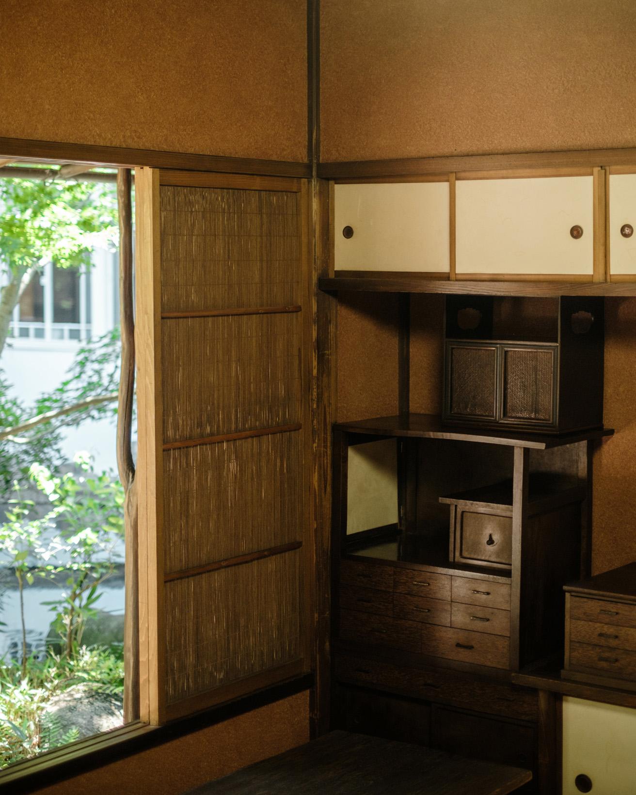 数寄屋造で藁壁を採用した1階の居住部分。炉が切ってあるため茶室とも呼ばれる朝倉の自室や、寝室が並んでいる。