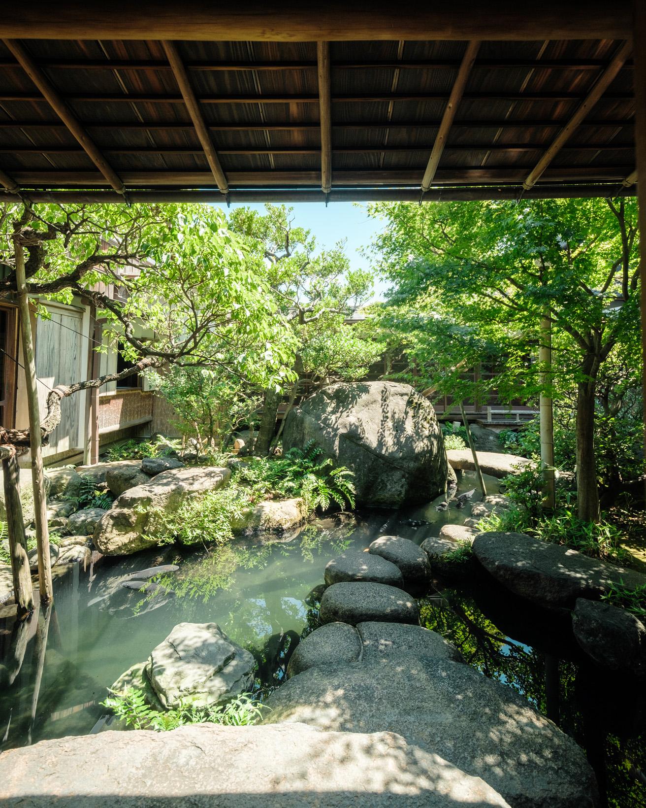 居住棟から眺める中庭の五典の池。「仁・義・礼・智・信」の五常を造形化した巨石を配し、朝倉は自身の自己反省の場として設計した。