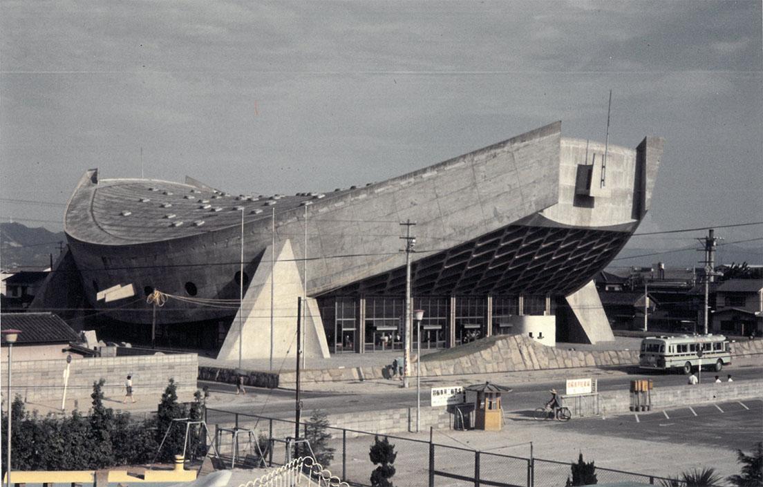 建築家・丹下健三が設計した〈香川県立体育館〉。竣工は1964年。〈国立代々木競技場〉と同じ年の完成だ。