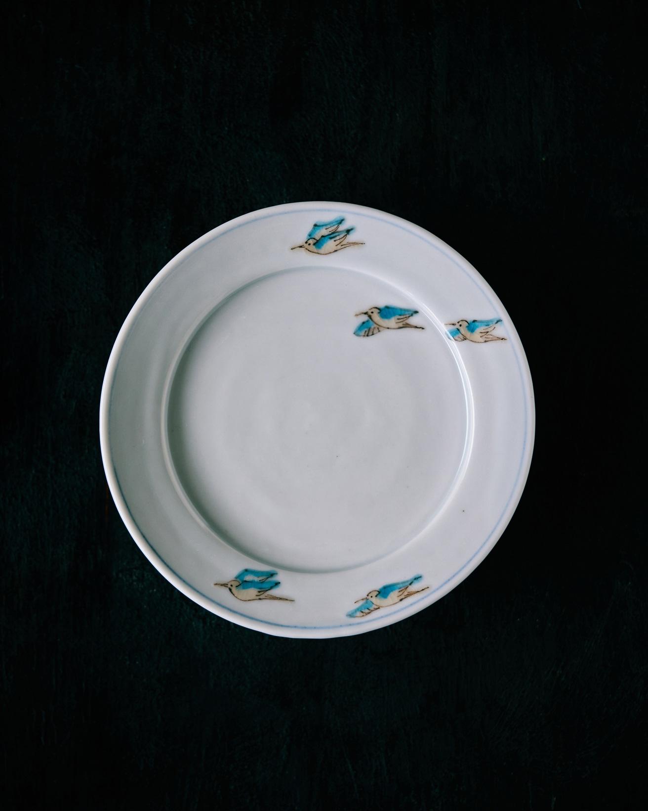 青い鳥が描かれたやさしい雰囲気の色絵の器。少し遊びがあっていいなと思い、最近購入しました。何枚か持っていますが、1枚ずつ柄や色味が異なるのも手描きならではの味わい。中華料理の小皿などによく使っています。